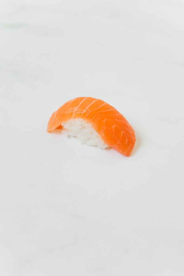 N20. Salmon Nigiri (2 pcs)