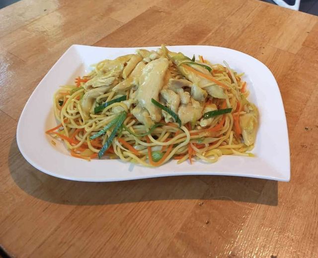 M5. Fried noodles with chicken (small)